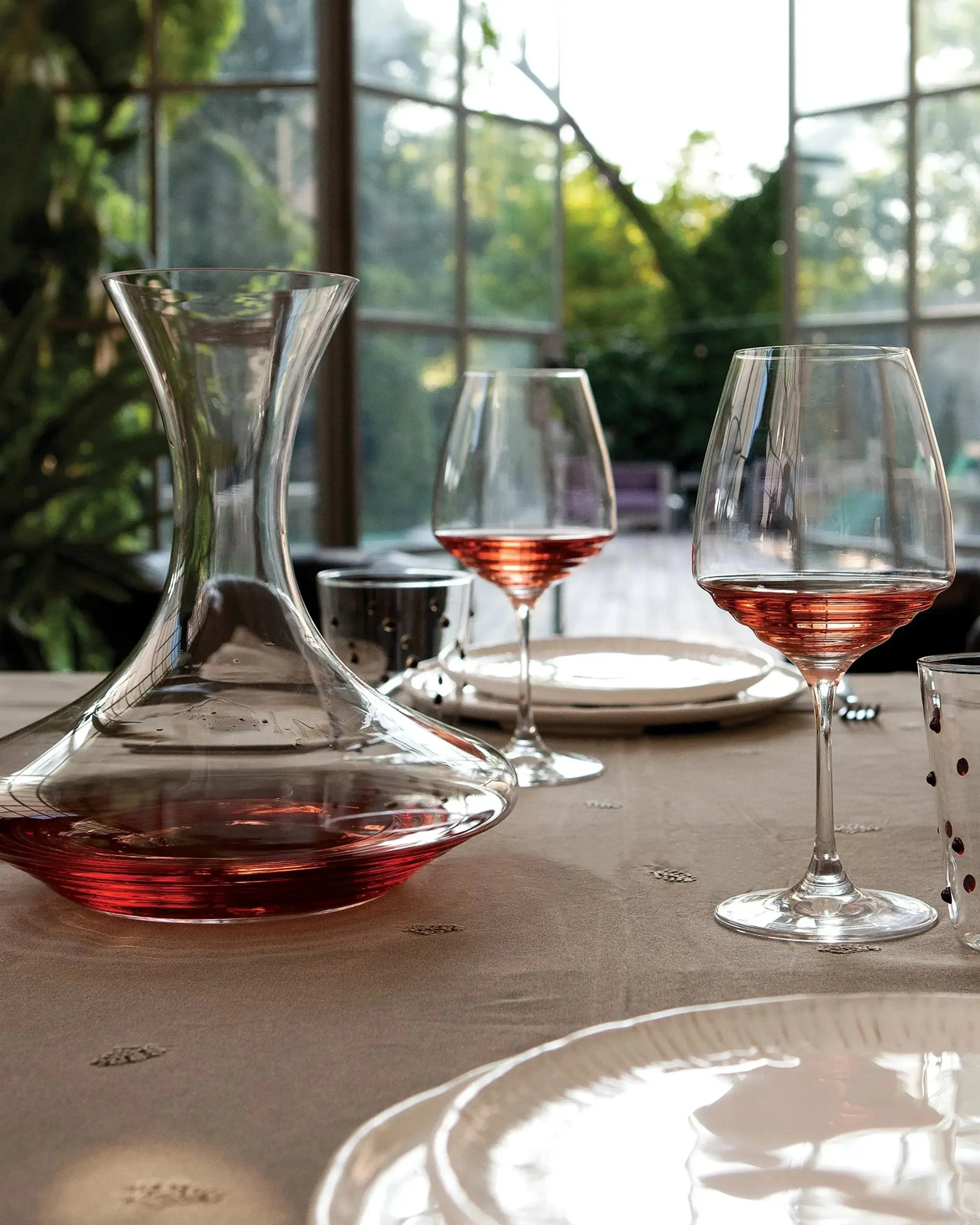 Zafferano Esperienze decanter in glass